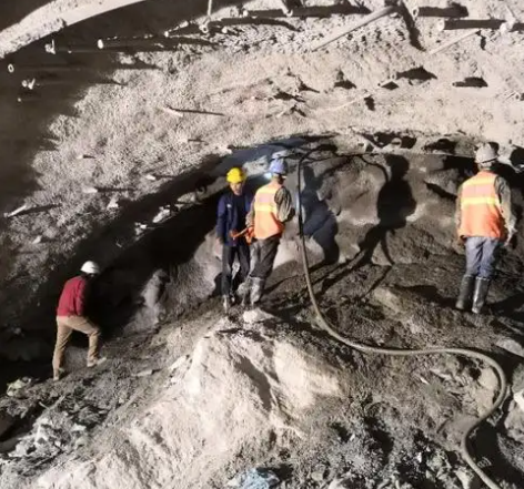 王益隧道拱顶带模注浆料，微膨胀注浆料的特点及施工工艺